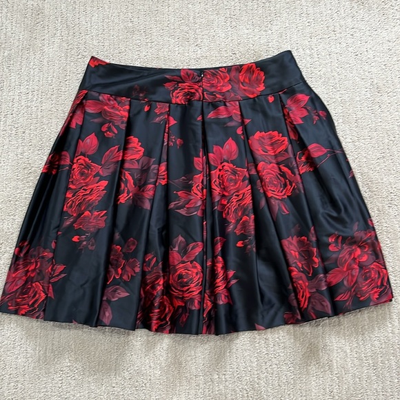 ❤️JS Collections Black & Rose Print Pleated Skirt Size 16 EUC🖤 - Picture 3 of 11